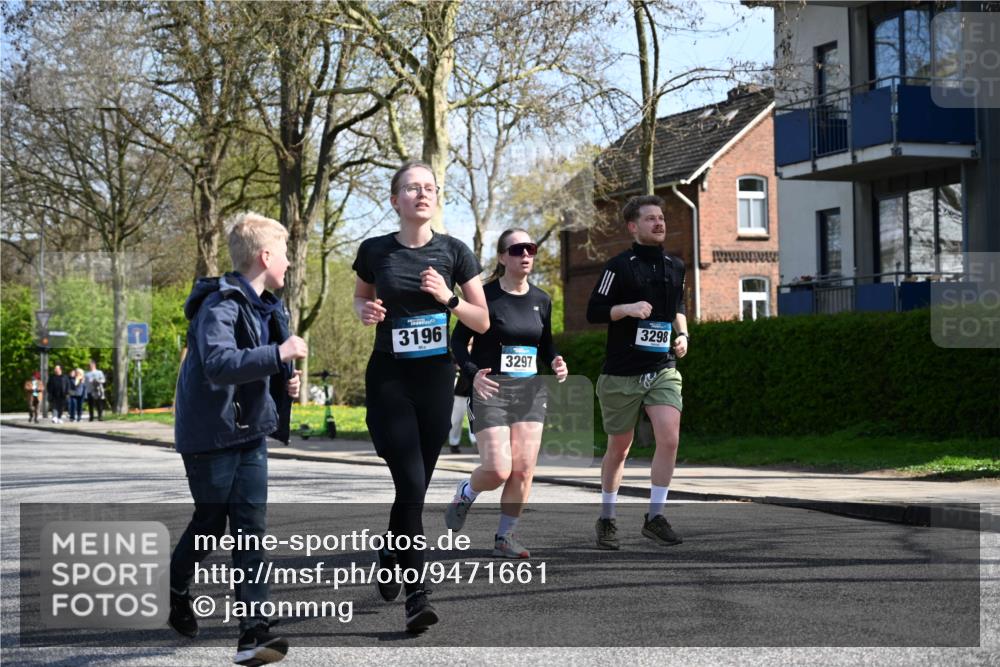 12.04.2026 - 45. Internationalen Wilhelmsburger Insellauf J. Mangold http://msf.ph/oto/9471661 12.04.2026 11:26:55 Ziel 2523, 3298, 3297, 3196 meine-sportfotos.de