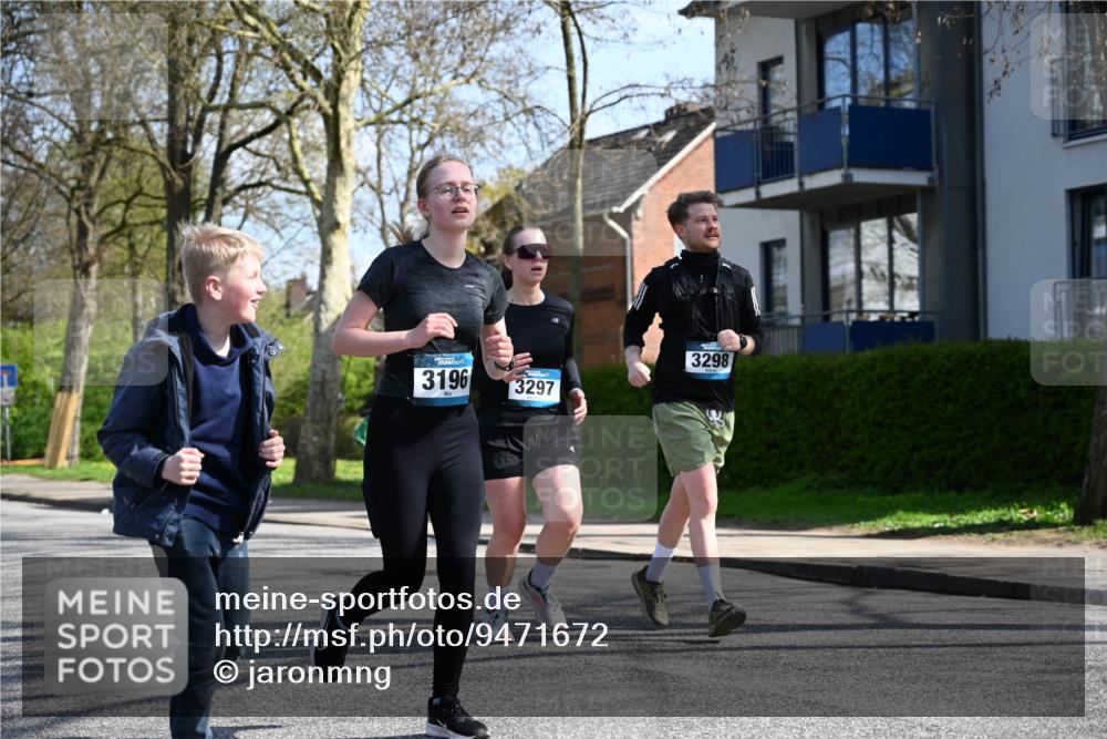 12.04.2026 - 45. Internationalen Wilhelmsburger Insellauf J. Mangold http://msf.ph/oto/9471672 12.04.2026 11:26:56 Ziel 3298, 3297, 3196 meine-sportfotos.de