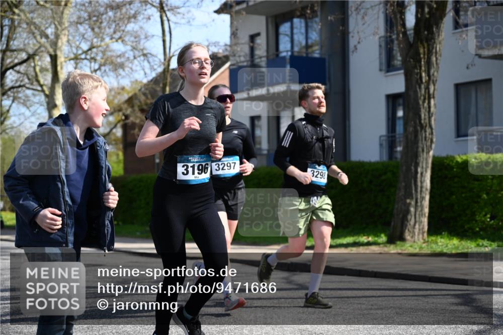 12.04.2026 - 45. Internationalen Wilhelmsburger Insellauf J. Mangold http://msf.ph/oto/9471686 12.04.2026 11:26:56 Ziel 3298, 3297, 3196 meine-sportfotos.de