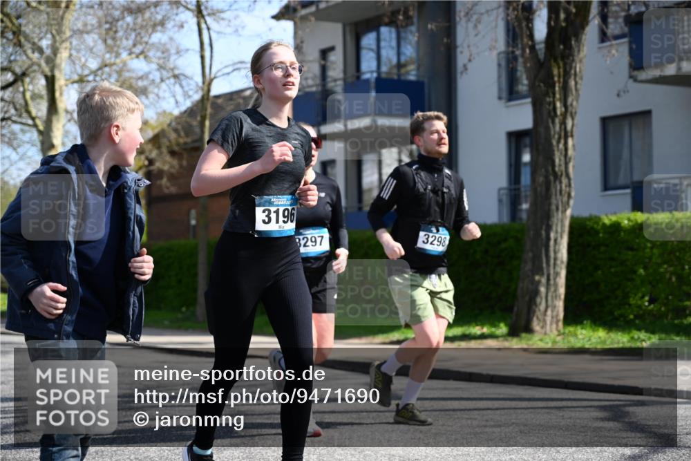 12.04.2026 - 45. Internationalen Wilhelmsburger Insellauf J. Mangold http://msf.ph/oto/9471690 12.04.2026 11:26:56 Ziel 3298, 3297, 3196 meine-sportfotos.de