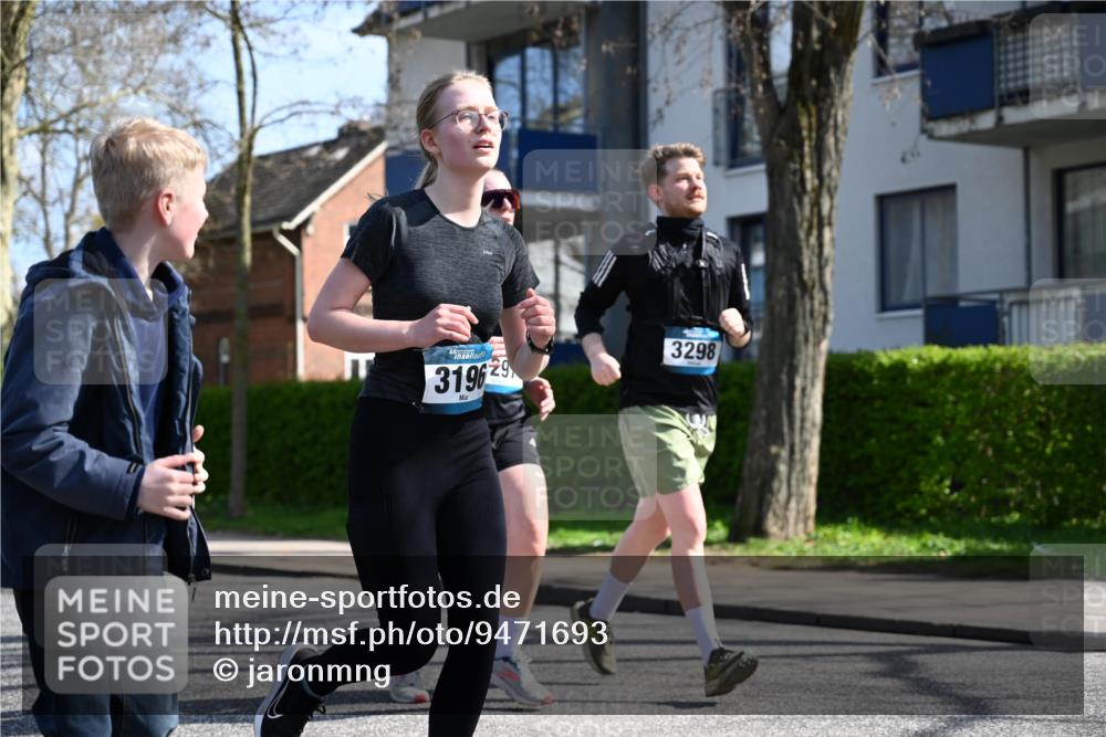 12.04.2026 - 45. Internationalen Wilhelmsburger Insellauf J. Mangold http://msf.ph/oto/9471693 12.04.2026 11:26:56 Ziel 3298, 3297, 3196 meine-sportfotos.de