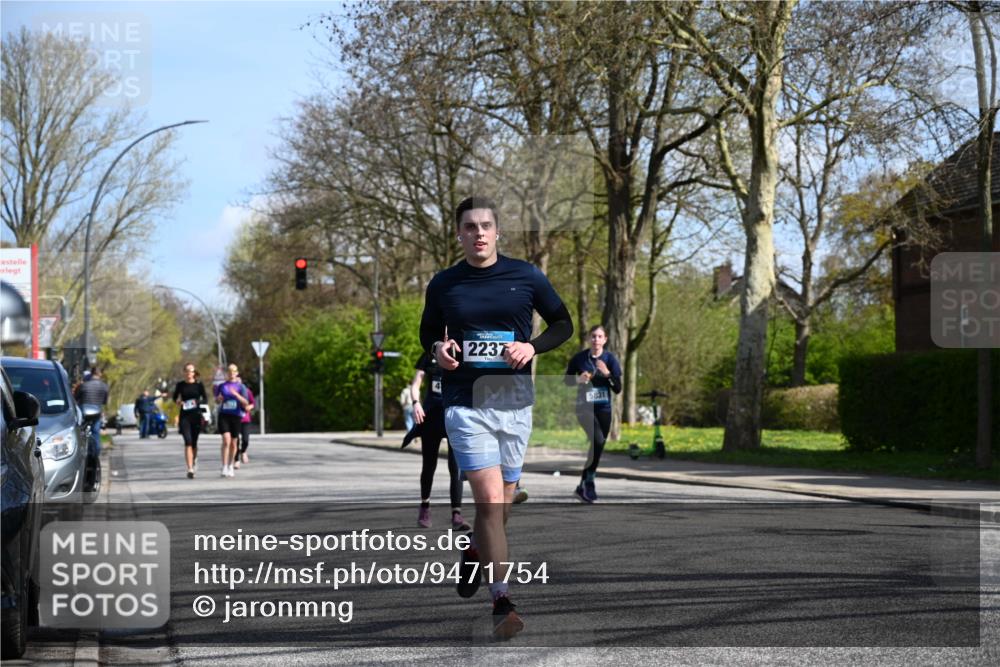 12.04.2026 - 45. Internationalen Wilhelmsburger Insellauf J. Mangold http://msf.ph/oto/9471754 12.04.2026 11:27:45 Ziel 2234, 2309, 2310, 2237, 2140, 5831, 2511, 2512, 2352, 3451, 4668 meine-sportfotos.de