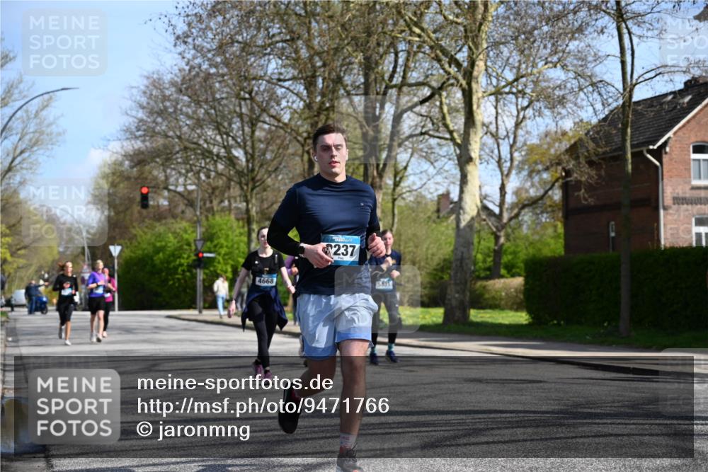 12.04.2026 - 45. Internationalen Wilhelmsburger Insellauf J. Mangold http://msf.ph/oto/9471766 12.04.2026 11:27:45 Ziel 2234, 2309, 2310, 2237, 2140, 5831, 2511, 2512, 2352, 3451, 4668 meine-sportfotos.de