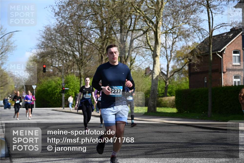 12.04.2026 - 45. Internationalen Wilhelmsburger Insellauf J. Mangold http://msf.ph/oto/9471768 12.04.2026 11:27:45 Ziel 2234, 2309, 2310, 2237, 2140, 5831, 2511, 2512, 2352, 3451, 4668 meine-sportfotos.de