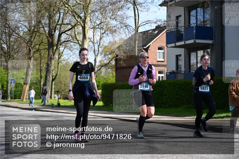 12.04.2026 - 45. Internationalen Wilhelmsburger Insellauf J. Mangold http://msf.ph/oto/9471826 12.04.2026 11:27:48 Ziel 2234, 2309, 2310, 2237, 2140, 5831, 2511, 2512, 2352, 3451, 4668 meine-sportfotos.de