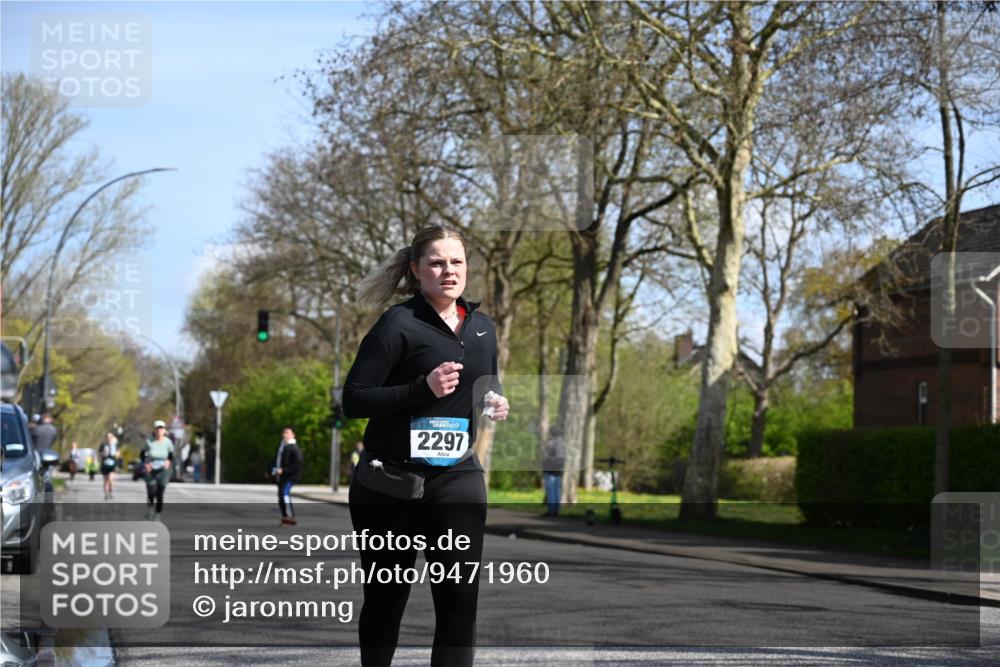 12.04.2026 - 45. Internationalen Wilhelmsburger Insellauf J. Mangold http://msf.ph/oto/9471960 12.04.2026 11:28:22 Ziel 2297, 2429, 2342, 2109 meine-sportfotos.de