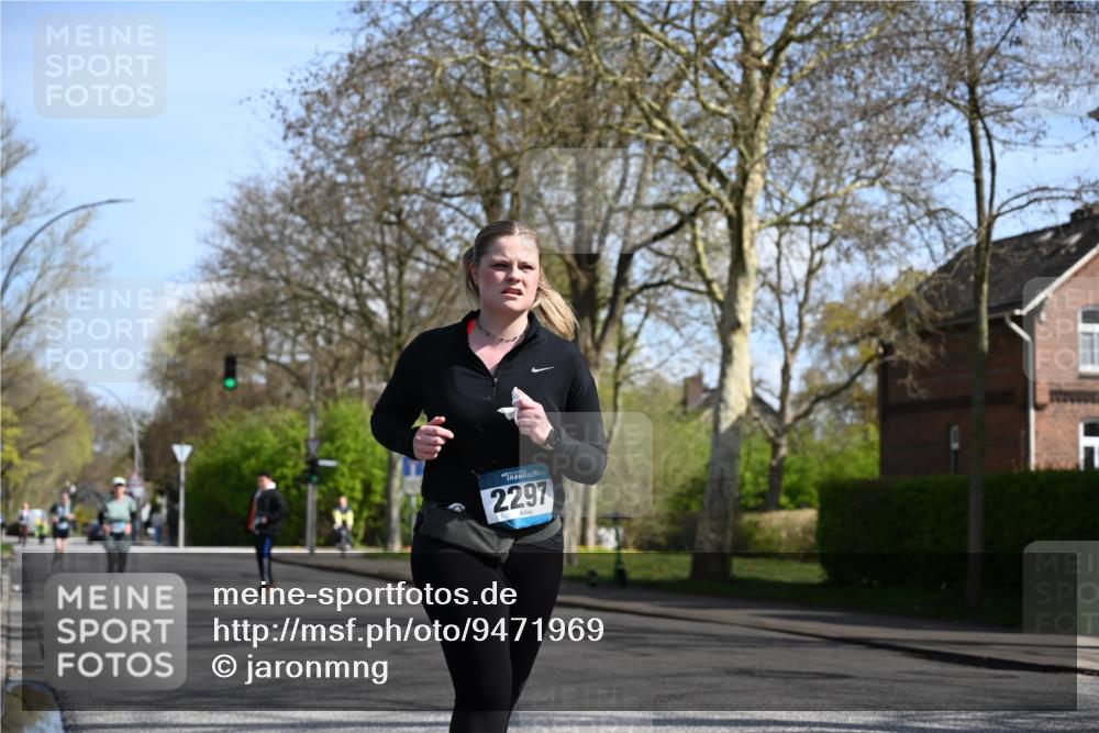 12.04.2026 - 45. Internationalen Wilhelmsburger Insellauf J. Mangold http://msf.ph/oto/9471969 12.04.2026 11:28:22 Ziel 2297, 2429, 2342, 2109 meine-sportfotos.de