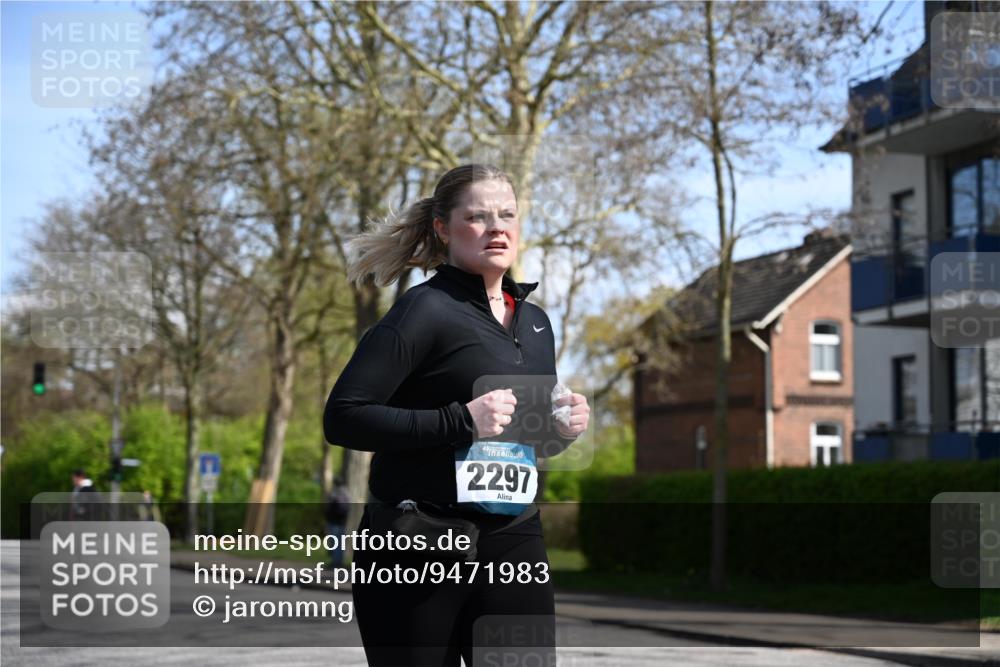 12.04.2026 - 45. Internationalen Wilhelmsburger Insellauf J. Mangold http://msf.ph/oto/9471983 12.04.2026 11:28:23 Ziel 2297, 2429, 2342, 2109 meine-sportfotos.de