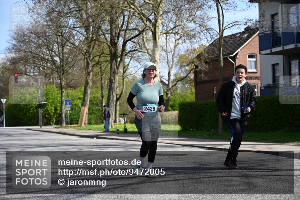 12.04.2026 - 45. Internationalen Wilhelmsburger Insellauf J. Mangold http://msf.ph/oto/9472005 12.04.2026 11:28:33 Ziel 2297, 2429, 2429, 2342, 2109 meine-sportfotos.de