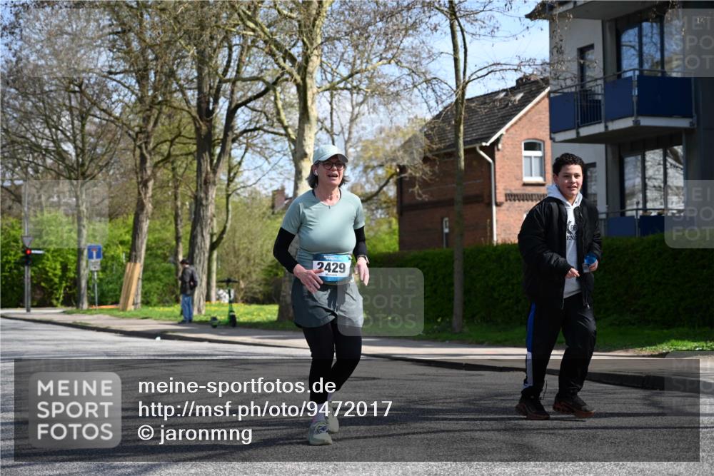 12.04.2026 - 45. Internationalen Wilhelmsburger Insellauf J. Mangold http://msf.ph/oto/9472017 12.04.2026 11:28:33 Ziel 2297, 2429, 2429, 2342, 2109 meine-sportfotos.de
