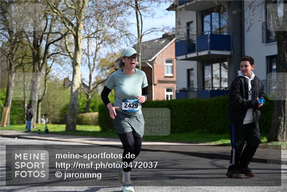 12.04.2026 - 45. Internationalen Wilhelmsburger Insellauf J. Mangold http://msf.ph/oto/9472037 12.04.2026 11:28:34 Ziel 2297, 2429, 2342, 2109 meine-sportfotos.de