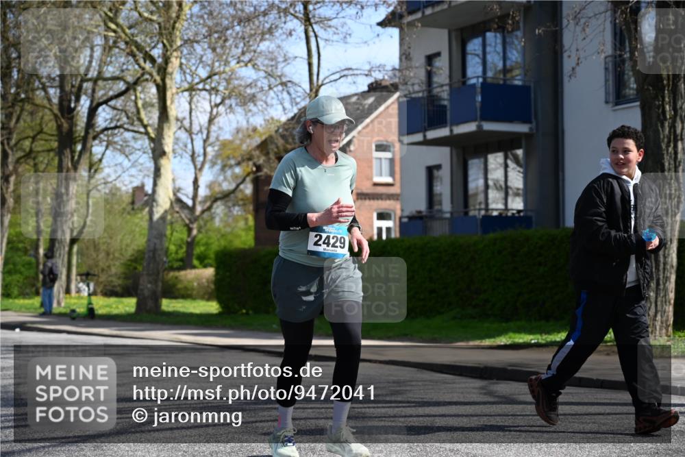 12.04.2026 - 45. Internationalen Wilhelmsburger Insellauf J. Mangold http://msf.ph/oto/9472041 12.04.2026 11:28:34 Ziel 2297, 2429, 2342, 2109 meine-sportfotos.de
