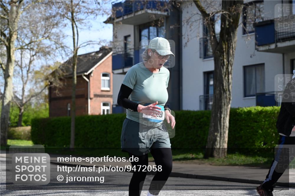 12.04.2026 - 45. Internationalen Wilhelmsburger Insellauf J. Mangold http://msf.ph/oto/9472058 12.04.2026 11:28:34 Ziel 2297, 2429, 2342, 2109 meine-sportfotos.de