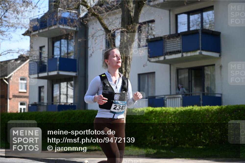 12.04.2026 - 45. Internationalen Wilhelmsburger Insellauf J. Mangold http://msf.ph/oto/9472139 12.04.2026 11:28:49 Ziel 2429, 2342, 2109, 4066 meine-sportfotos.de