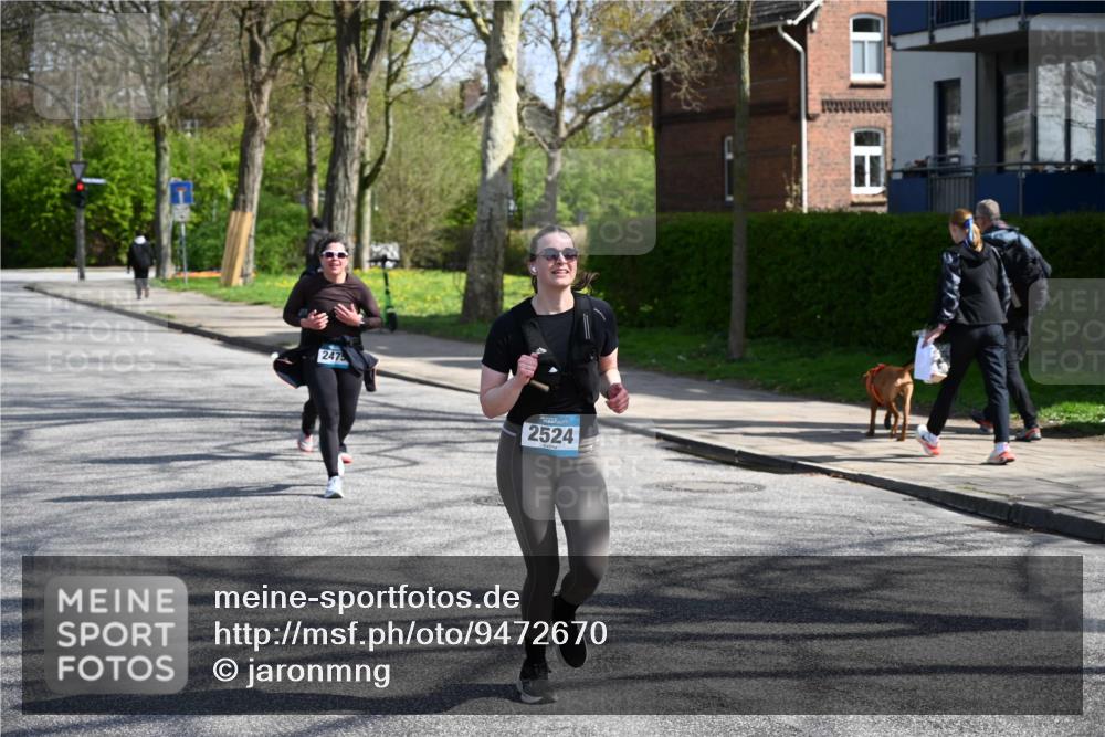 12.04.2026 - 45. Internationalen Wilhelmsburger Insellauf J. Mangold http://msf.ph/oto/9472670 12.04.2026 11:30:58 Ziel 3111, 2524, 2475, 2279, 3058 meine-sportfotos.de