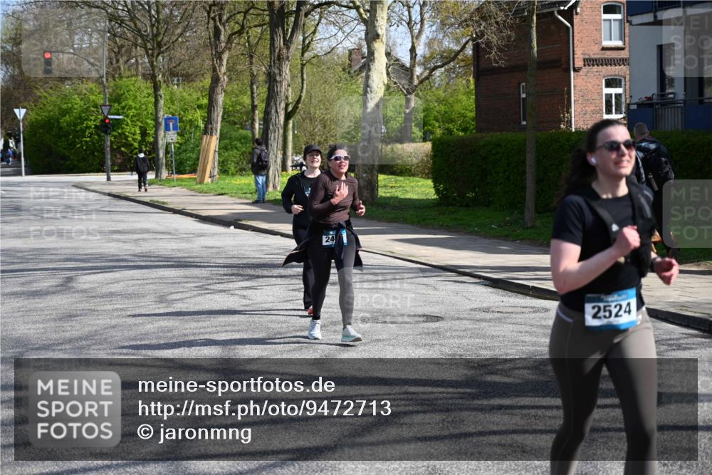 12.04.2026 - 45. Internationalen Wilhelmsburger Insellauf J. Mangold http://msf.ph/oto/9472713 12.04.2026 11:30:59 Ziel 3111, 2524, 2475, 2279, 3058 meine-sportfotos.de