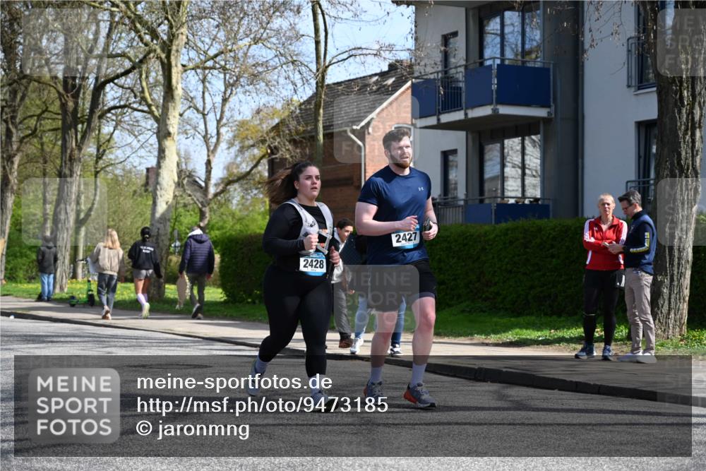 12.04.2026 - 45. Internationalen Wilhelmsburger Insellauf J. Mangold http://msf.ph/oto/9473185 12.04.2026 11:36:22 Ziel 2653, 2428, 2427 meine-sportfotos.de