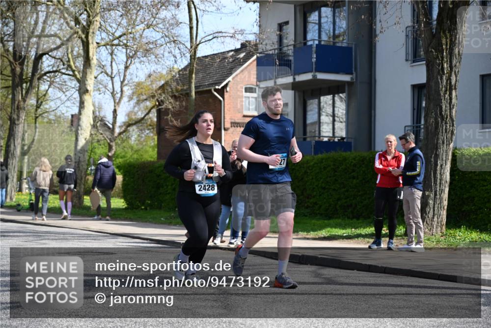 12.04.2026 - 45. Internationalen Wilhelmsburger Insellauf J. Mangold http://msf.ph/oto/9473192 12.04.2026 11:36:22 Ziel 2653, 2428, 2427 meine-sportfotos.de