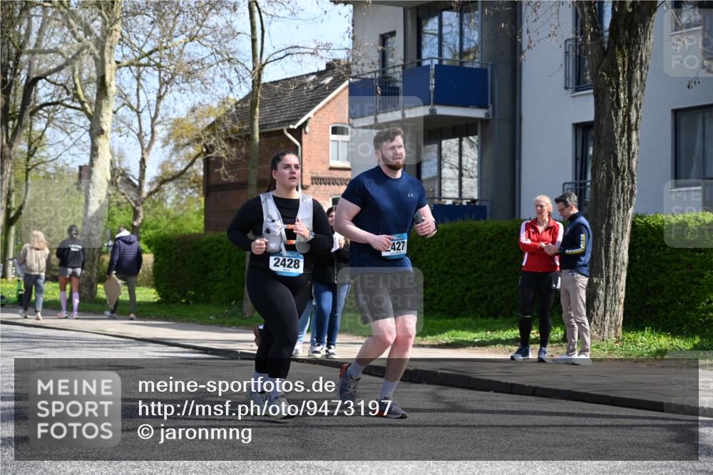12.04.2026 - 45. Internationalen Wilhelmsburger Insellauf J. Mangold http://msf.ph/oto/9473197 12.04.2026 11:36:22 Ziel 2653, 2428, 2427 meine-sportfotos.de