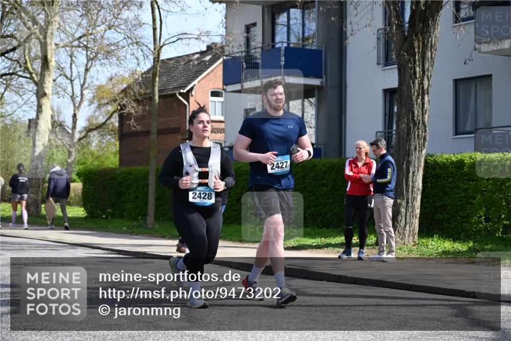 12.04.2026 - 45. Internationalen Wilhelmsburger Insellauf J. Mangold http://msf.ph/oto/9473202 12.04.2026 11:36:22 Ziel 2653, 2428, 2427 meine-sportfotos.de