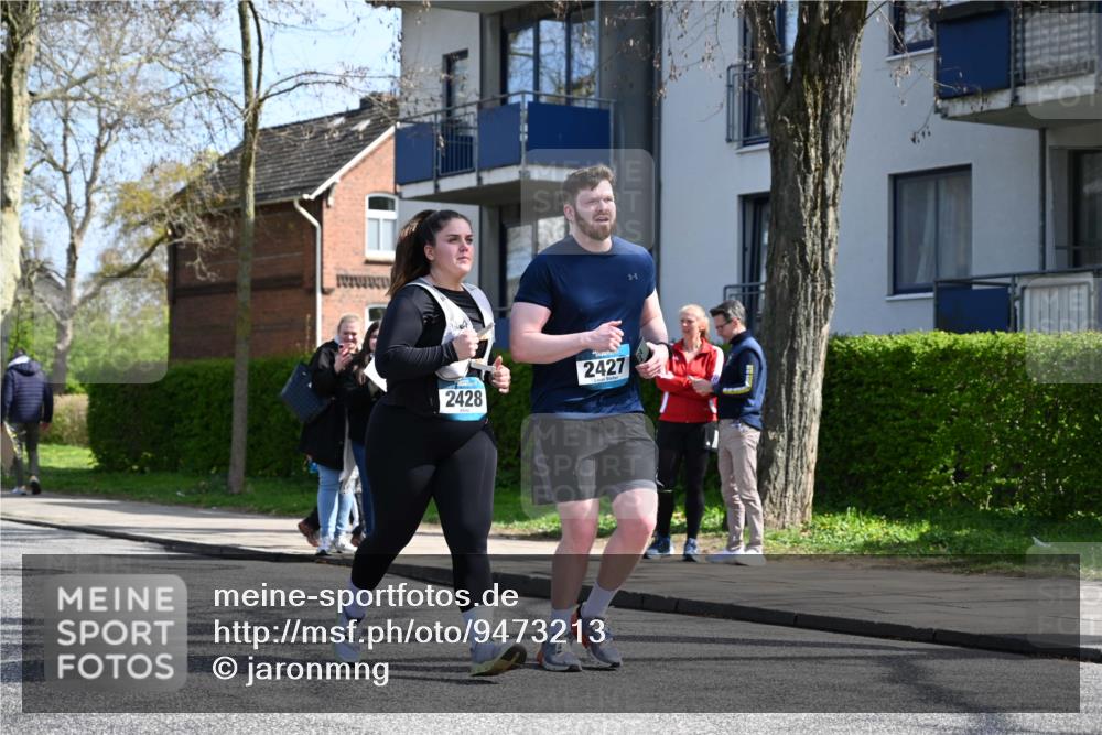 12.04.2026 - 45. Internationalen Wilhelmsburger Insellauf J. Mangold http://msf.ph/oto/9473213 12.04.2026 11:36:22 Ziel 2653, 2428, 2427 meine-sportfotos.de