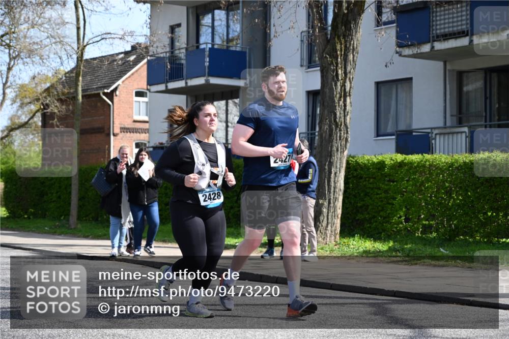 12.04.2026 - 45. Internationalen Wilhelmsburger Insellauf J. Mangold http://msf.ph/oto/9473220 12.04.2026 11:36:22 Ziel 2653, 2428, 2427 meine-sportfotos.de