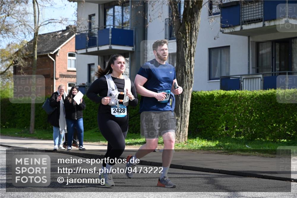 12.04.2026 - 45. Internationalen Wilhelmsburger Insellauf J. Mangold http://msf.ph/oto/9473222 12.04.2026 11:36:22 Ziel 2653, 2428, 2427 meine-sportfotos.de