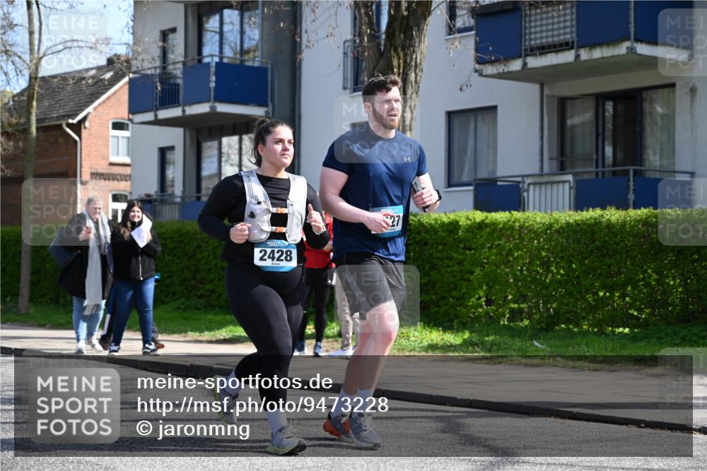 12.04.2026 - 45. Internationalen Wilhelmsburger Insellauf J. Mangold http://msf.ph/oto/9473228 12.04.2026 11:36:23 Ziel 2653, 2428, 2427 meine-sportfotos.de
