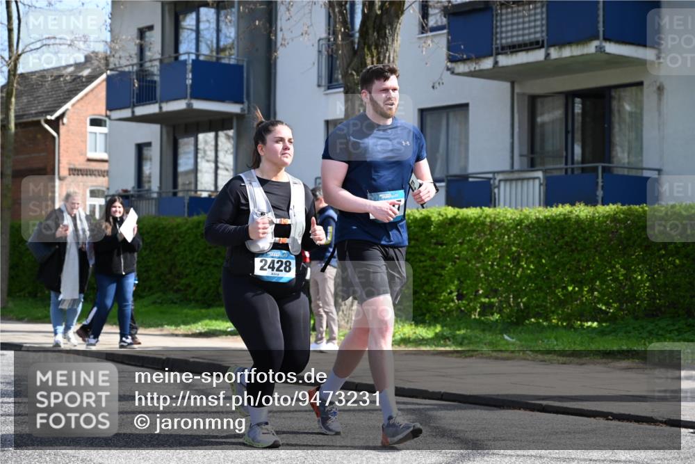 12.04.2026 - 45. Internationalen Wilhelmsburger Insellauf J. Mangold http://msf.ph/oto/9473231 12.04.2026 11:36:23 Ziel 2653, 2428, 2427 meine-sportfotos.de