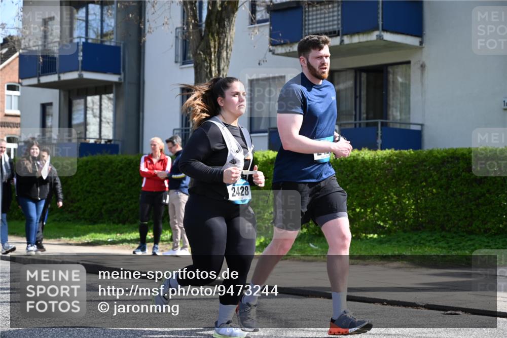 12.04.2026 - 45. Internationalen Wilhelmsburger Insellauf J. Mangold http://msf.ph/oto/9473244 12.04.2026 11:36:23 Ziel 2653, 2428, 2427 meine-sportfotos.de