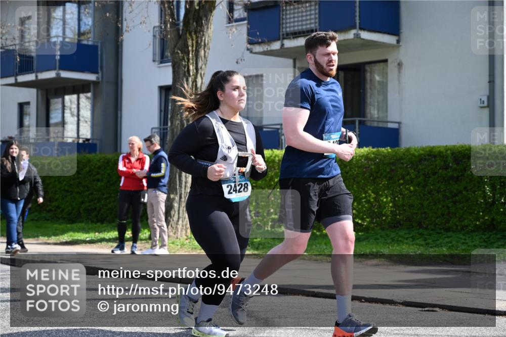 12.04.2026 - 45. Internationalen Wilhelmsburger Insellauf J. Mangold http://msf.ph/oto/9473248 12.04.2026 11:36:23 Ziel 2653, 2428, 2427 meine-sportfotos.de