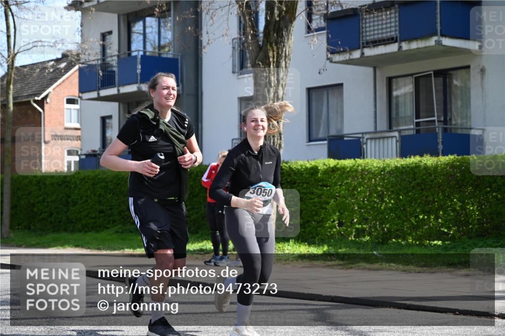 12.04.2026 - 45. Internationalen Wilhelmsburger Insellauf J. Mangold http://msf.ph/oto/9473273 12.04.2026 11:37:10 Ziel 3050, 3051 meine-sportfotos.de