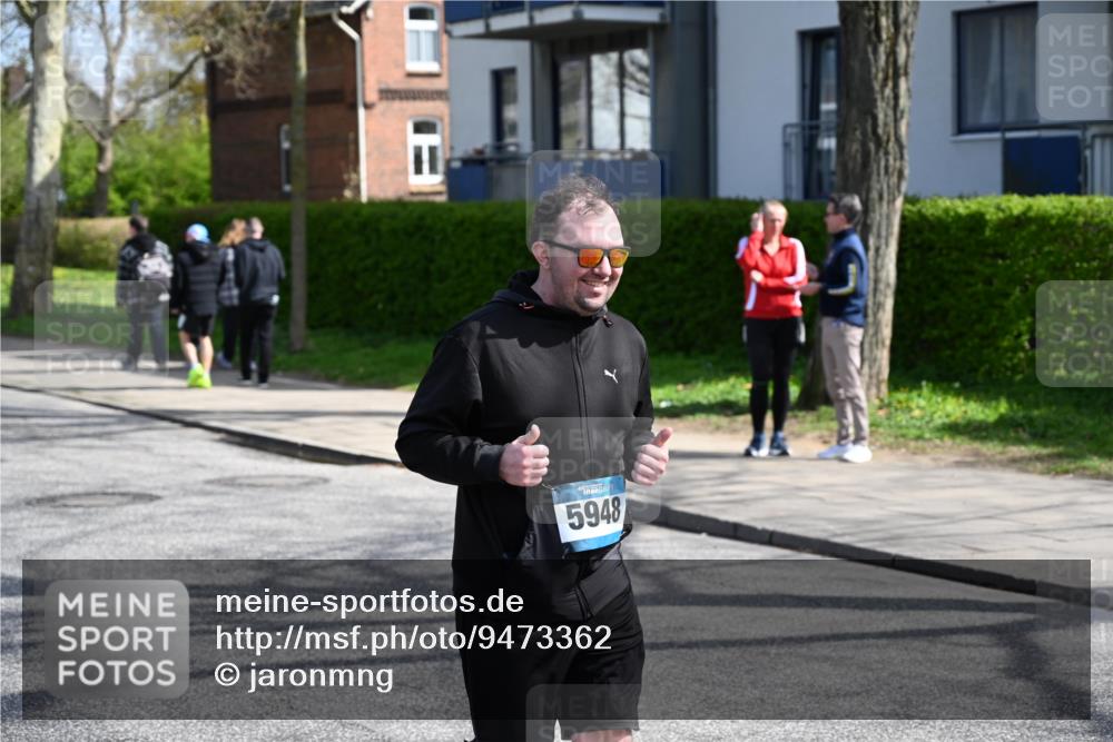 12.04.2026 - 45. Internationalen Wilhelmsburger Insellauf J. Mangold http://msf.ph/oto/9473362 12.04.2026 11:37:54 Ziel 5948, 5655, 5656, 5656 meine-sportfotos.de