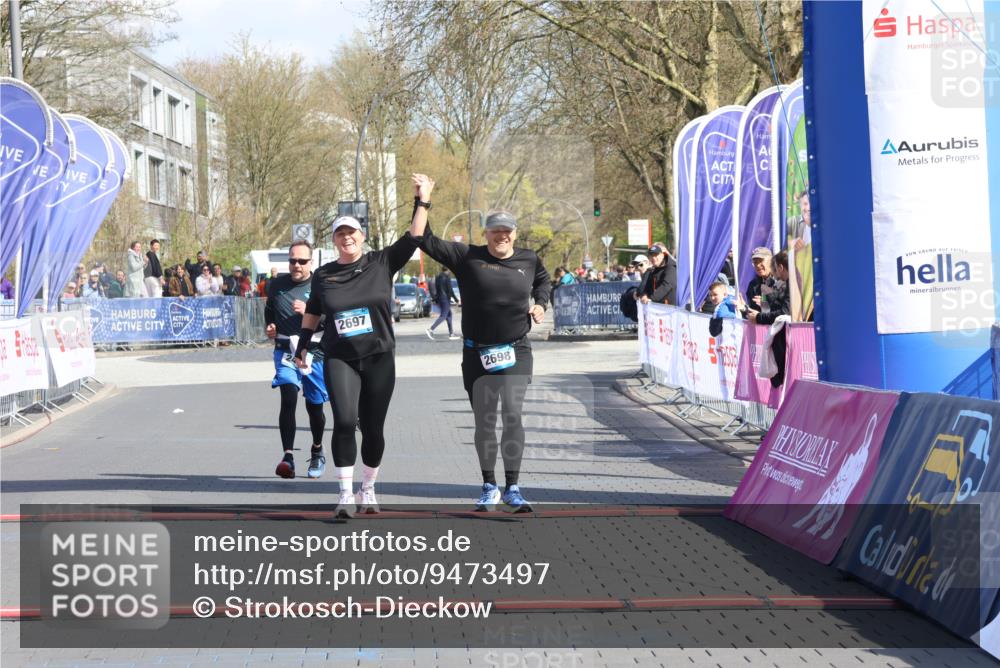 12.04.2026 - 45. Internationalen Wilhelmsburger Insellauf Strokosch-Dieckow http://msf.ph/oto/9473497 12.04.2026 11:30:35 Ziel 2697, 2698, 2476 meine-sportfotos.de