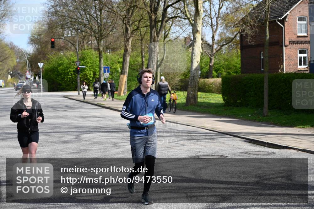 12.04.2026 - 45. Internationalen Wilhelmsburger Insellauf J. Mangold http://msf.ph/oto/9473550 12.04.2026 11:38:27 Ziel 5655, 5656, 3354, 2955 meine-sportfotos.de