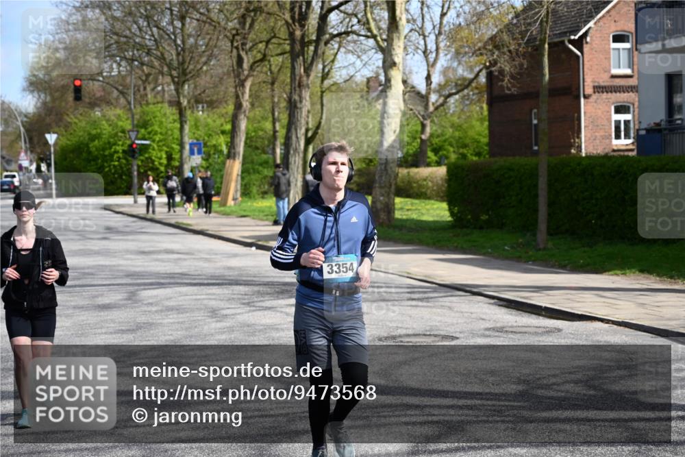 12.04.2026 - 45. Internationalen Wilhelmsburger Insellauf J. Mangold http://msf.ph/oto/9473568 12.04.2026 11:38:28 Ziel 5655, 5656, 3354, 2955, 2955 meine-sportfotos.de