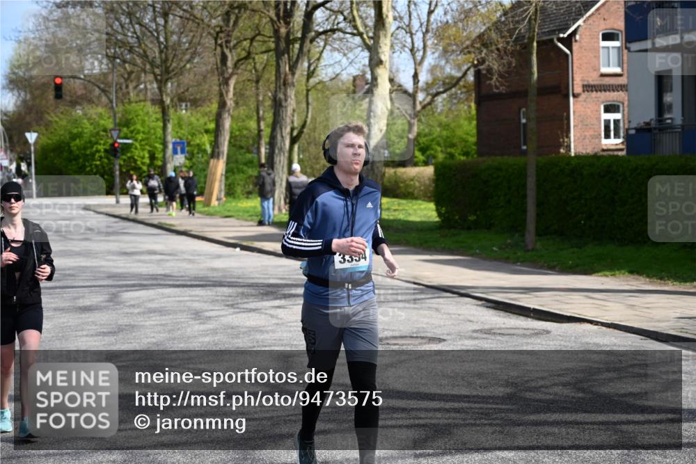 12.04.2026 - 45. Internationalen Wilhelmsburger Insellauf J. Mangold http://msf.ph/oto/9473575 12.04.2026 11:38:28 Ziel 5655, 5656, 3354, 2955, 2955 meine-sportfotos.de