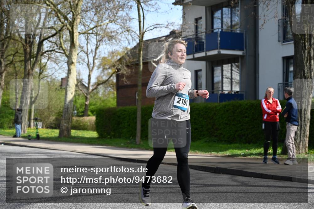 12.04.2026 - 45. Internationalen Wilhelmsburger Insellauf J. Mangold http://msf.ph/oto/9473682 12.04.2026 11:40:08 Ziel 2161, 2872, 4981 meine-sportfotos.de