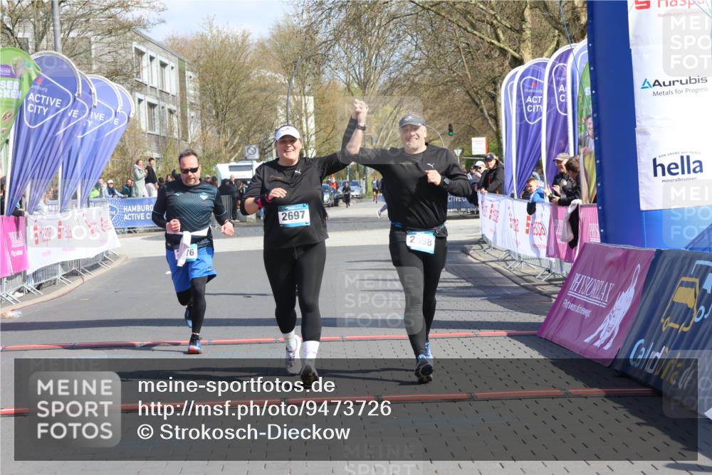 12.04.2026 - 45. Internationalen Wilhelmsburger Insellauf Strokosch-Dieckow http://msf.ph/oto/9473726 12.04.2026 11:30:36 Ziel 2697, 2698, 2476 meine-sportfotos.de