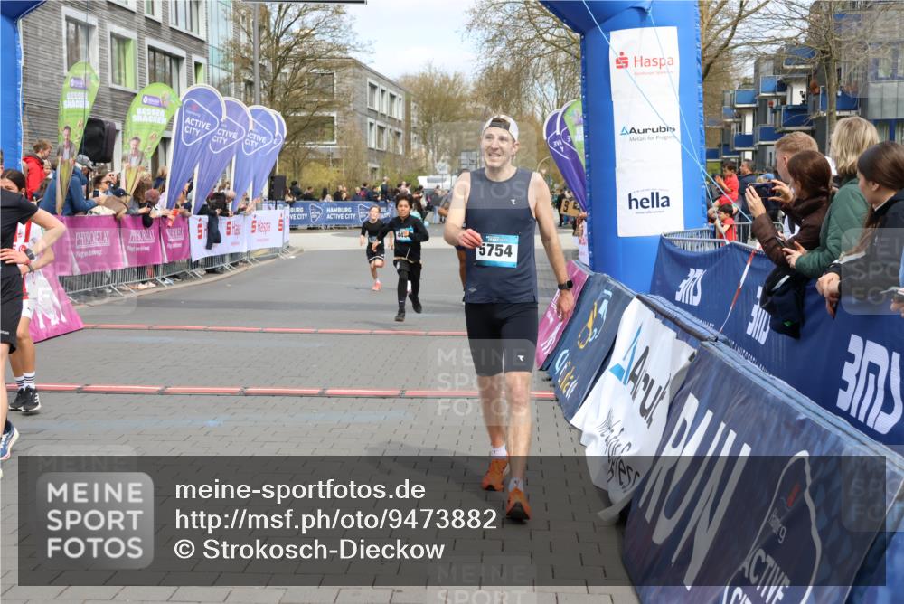 12.04.2026 - 45. Internationalen Wilhelmsburger Insellauf Strokosch-Dieckow http://msf.ph/oto/9473882 12.04.2026 12:54:16 Ziel 5143, 5754, 4592, 4455, 4037, 5784, 5785 meine-sportfotos.de