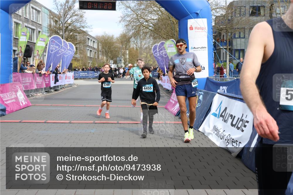 12.04.2026 - 45. Internationalen Wilhelmsburger Insellauf Strokosch-Dieckow http://msf.ph/oto/9473938 12.04.2026 12:54:19 Ziel 4455, 4037, 5784, 5785, 4658 meine-sportfotos.de