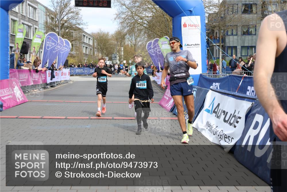 12.04.2026 - 45. Internationalen Wilhelmsburger Insellauf Strokosch-Dieckow http://msf.ph/oto/9473973 12.04.2026 12:54:19 Ziel 4455, 4037, 5784, 5785, 4658 meine-sportfotos.de