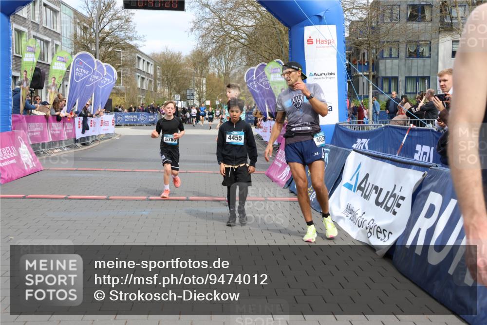 12.04.2026 - 45. Internationalen Wilhelmsburger Insellauf Strokosch-Dieckow http://msf.ph/oto/9474012 12.04.2026 12:54:20 Ziel 4455, 4037, 5784, 5785, 4658 meine-sportfotos.de
