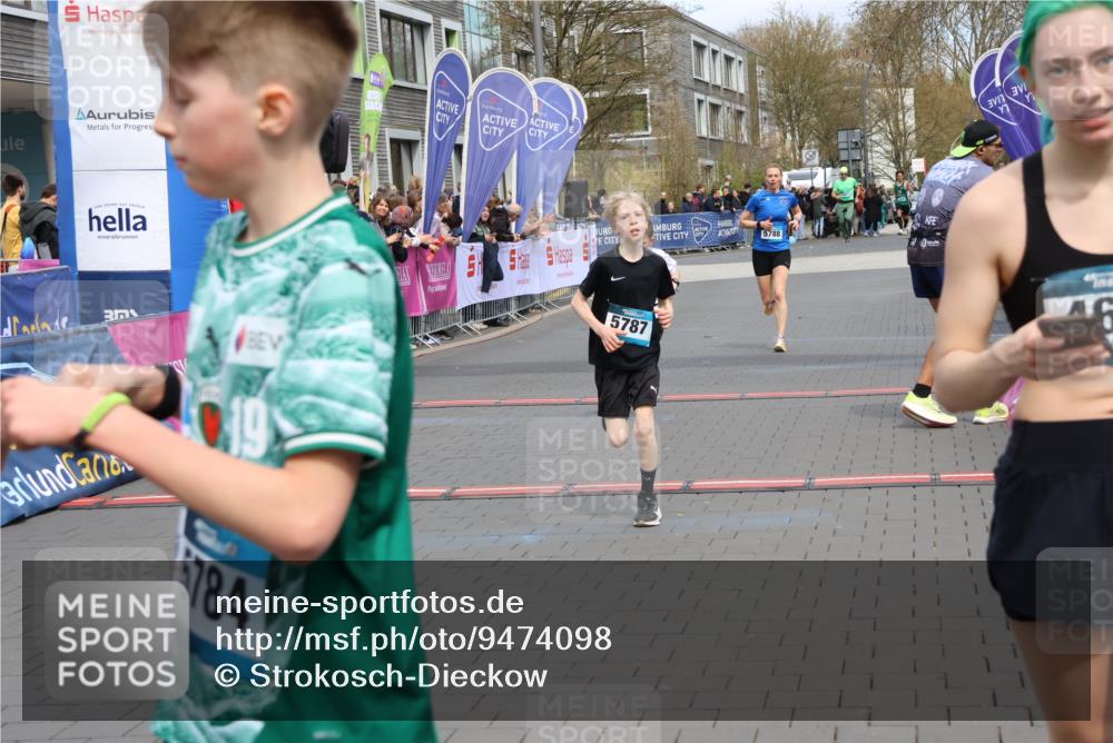 12.04.2026 - 45. Internationalen Wilhelmsburger Insellauf Strokosch-Dieckow http://msf.ph/oto/9474098 12.04.2026 12:54:27 Ziel 5787, 3254, 5788 meine-sportfotos.de