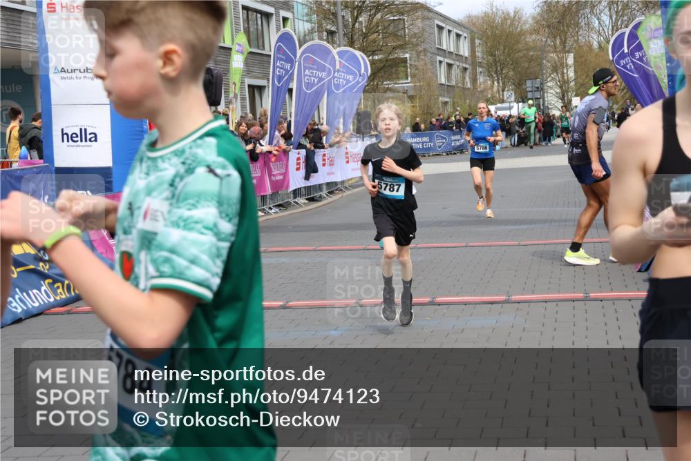 12.04.2026 - 45. Internationalen Wilhelmsburger Insellauf Strokosch-Dieckow http://msf.ph/oto/9474123 12.04.2026 12:54:28 Ziel 5787, 3254, 5788 meine-sportfotos.de