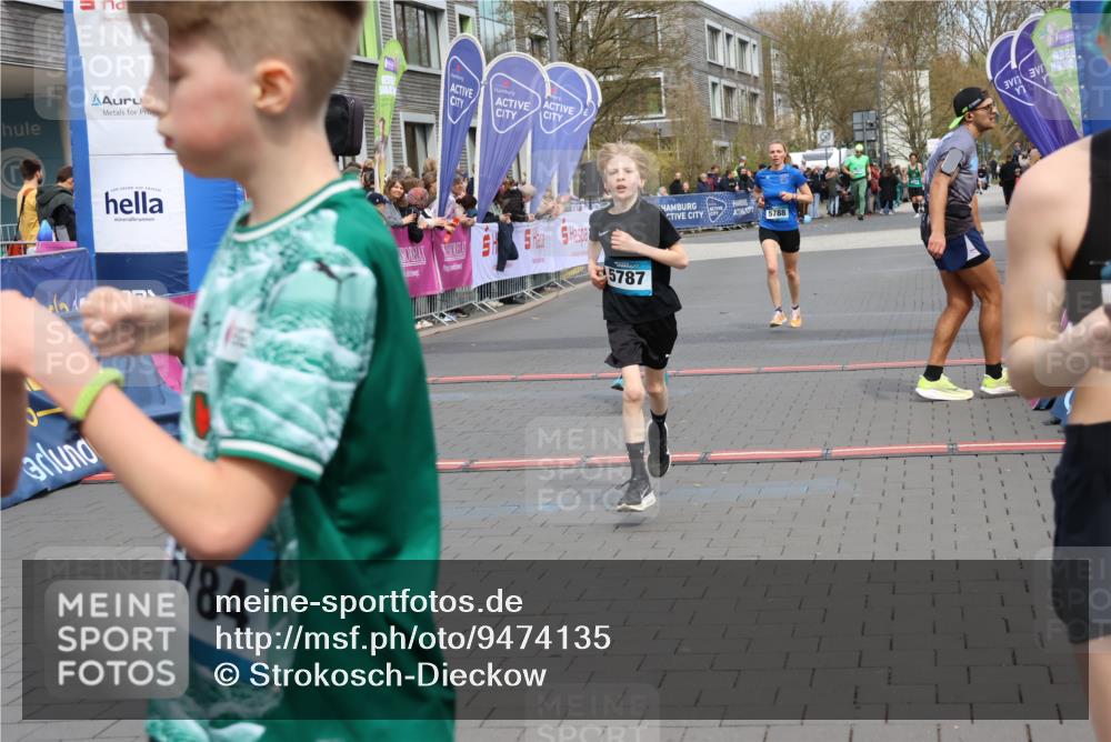 12.04.2026 - 45. Internationalen Wilhelmsburger Insellauf Strokosch-Dieckow http://msf.ph/oto/9474135 12.04.2026 12:54:28 Ziel 5787, 3254, 5788 meine-sportfotos.de