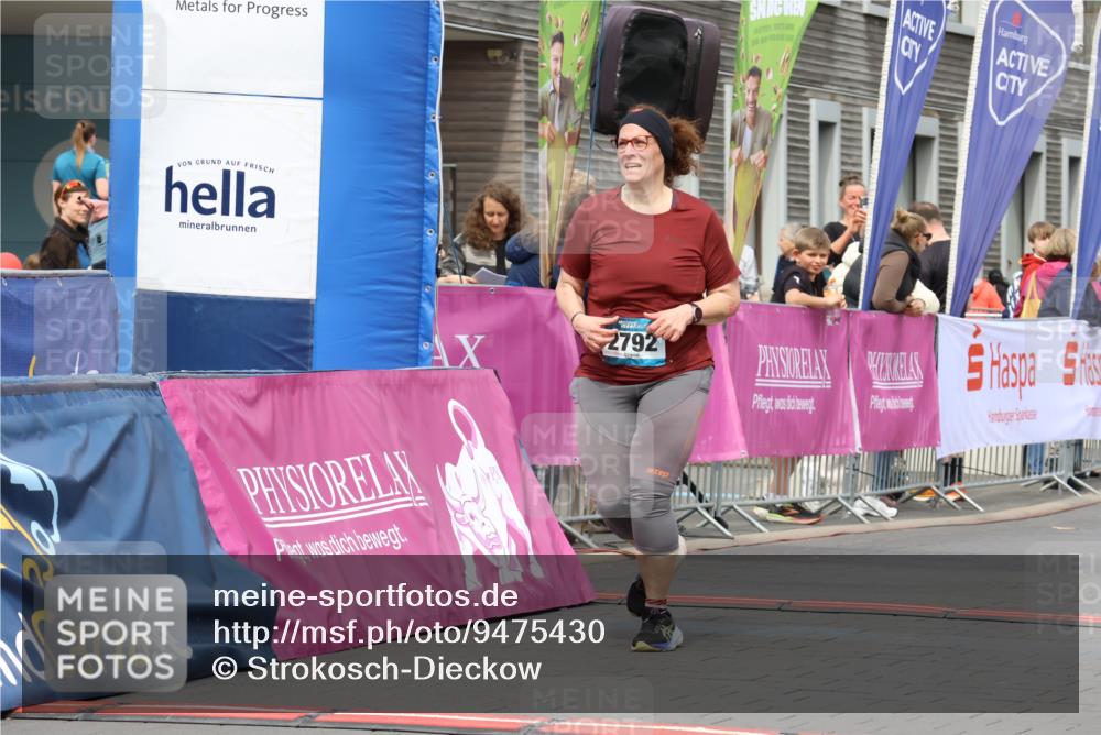 12.04.2026 - 45. Internationalen Wilhelmsburger Insellauf Strokosch-Dieckow http://msf.ph/oto/9475430 12.04.2026 13:32:30 Ziel 2792, 3632, 3628 meine-sportfotos.de