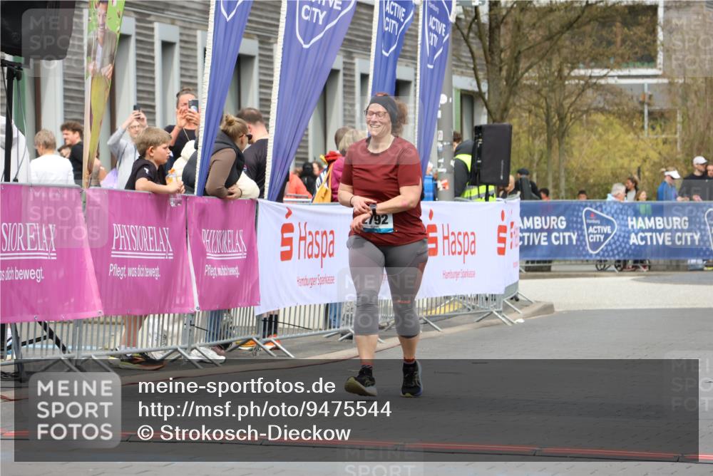 12.04.2026 - 45. Internationalen Wilhelmsburger Insellauf Strokosch-Dieckow http://msf.ph/oto/9475544 12.04.2026 13:32:27 Ziel 2792, 3632, 3628 meine-sportfotos.de