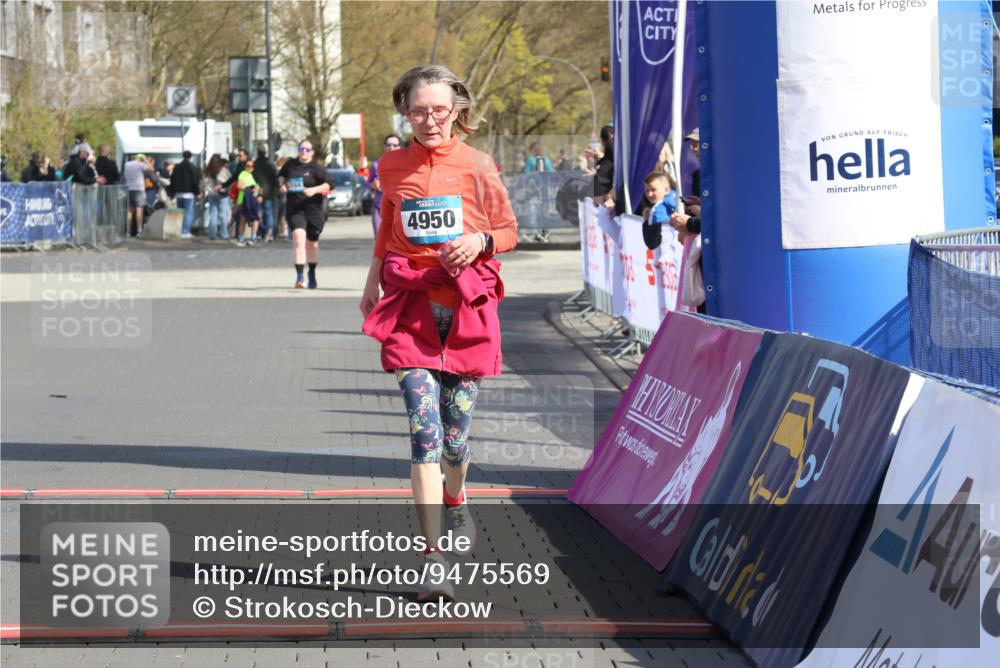 12.04.2026 - 45. Internationalen Wilhelmsburger Insellauf Strokosch-Dieckow http://msf.ph/oto/9475569 12.04.2026 11:32:55 Ziel 4950 meine-sportfotos.de