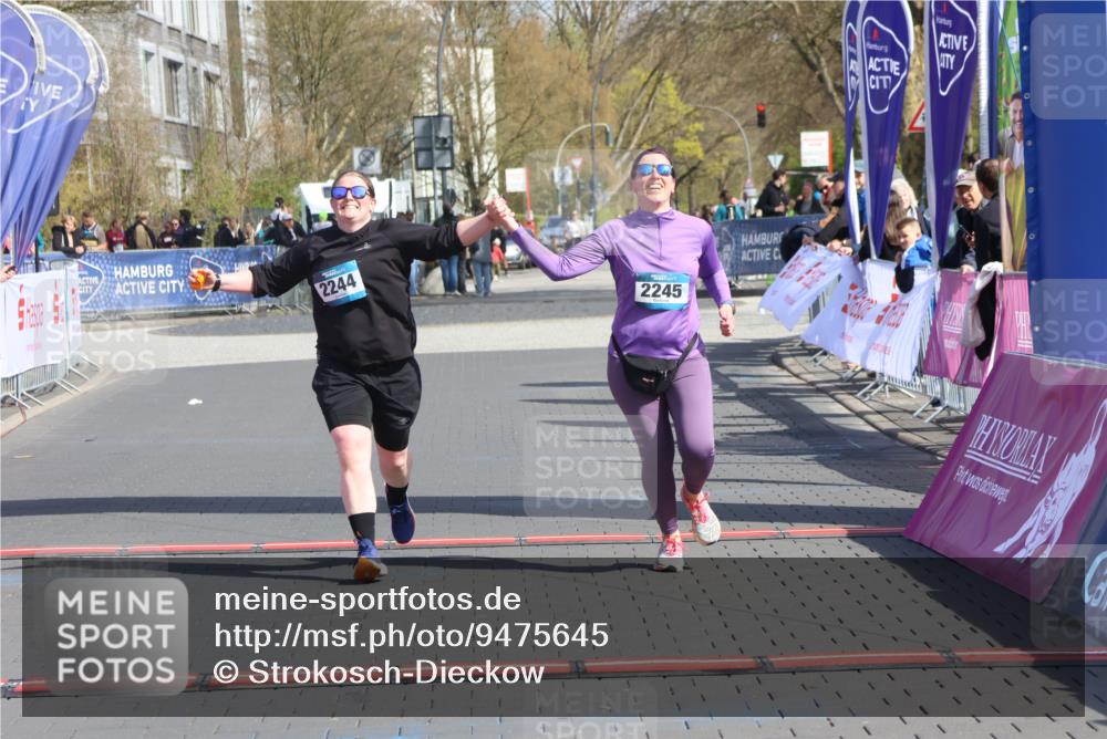 12.04.2026 - 45. Internationalen Wilhelmsburger Insellauf Strokosch-Dieckow http://msf.ph/oto/9475645 12.04.2026 11:33:05 Ziel 2244, 2245 meine-sportfotos.de